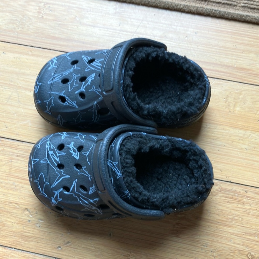 Children’s toddler size 6 croc like fuzzy shoe